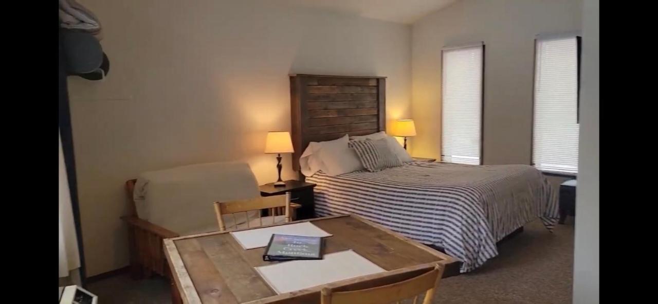 Rock Creek Mercantile & Motel Clinton 외부 사진