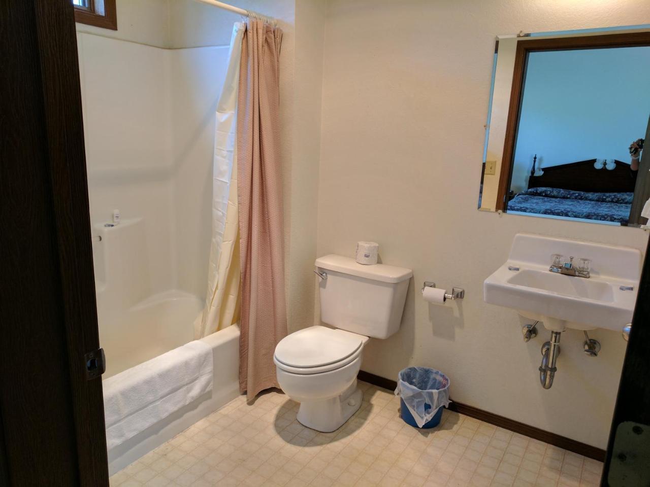 Rock Creek Mercantile & Motel Clinton 외부 사진